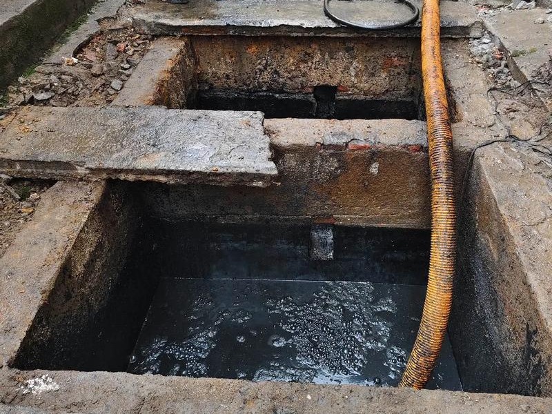 墨香山庄清理化粪池